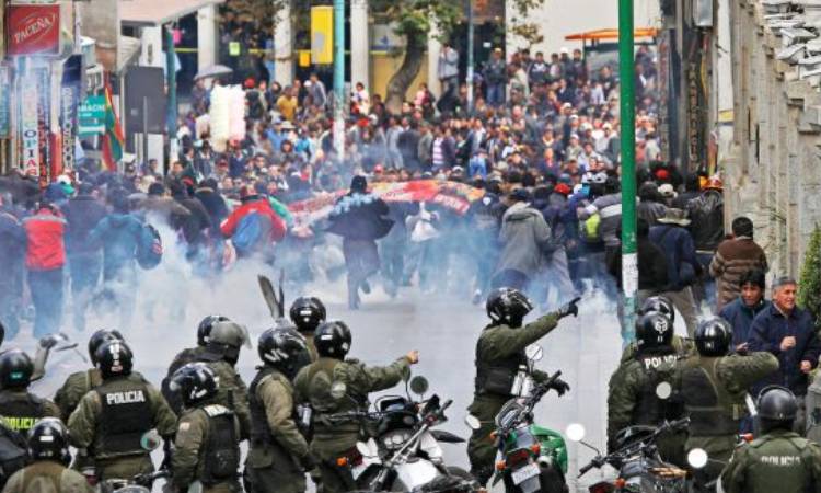 Crisis en Bolivia,  disuelven masiva marcha en La Paz